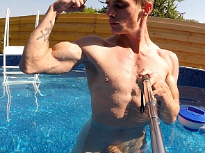 Outdoor Workout - Flexing