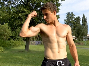 19yo Dylan - Outdoor Muscle Flexing
